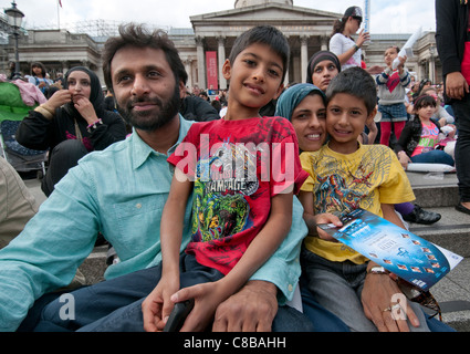 La communauté musulmane à Londres célébrer Eid ul-Fitr inn Trafalgar Square London Banque D'Images