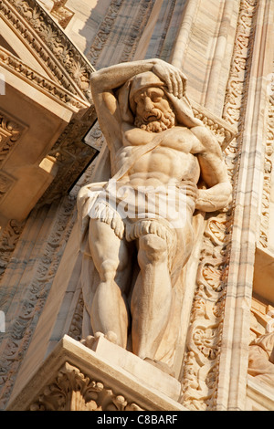 Milan - statue géante à partir de la façade ouest de la Cathédrale de Duomo Banque D'Images