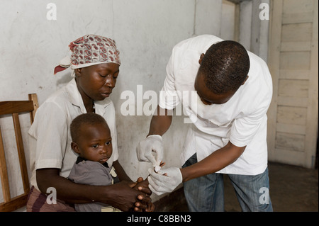 Dépistage rapide du VIH d'un enfant dont la mère est positive au VIH/SIDA dans la région de Quelimane Mozambique Banque D'Images