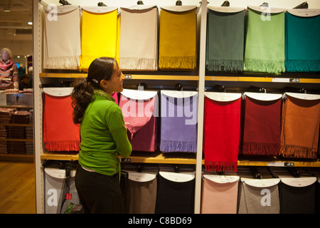 Les clients à faire leurs achats à l'inauguration de l'Uniqlo Flagship store de la Cinquième Avenue à New York Banque D'Images