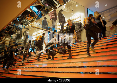 Les clients à faire leurs achats à l'inauguration de l'Uniqlo Flagship store de la Cinquième Avenue à New York Banque D'Images