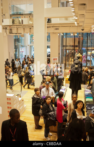 Les clients à faire leurs achats à l'inauguration de l'Uniqlo Flagship store de la Cinquième Avenue à New York Banque D'Images