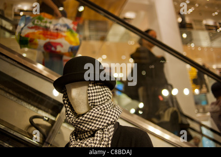 Les clients à faire leurs achats à l'inauguration de l'Uniqlo Flagship store de la Cinquième Avenue à New York Banque D'Images