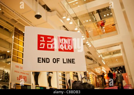 Les clients à faire leurs achats à l'inauguration de l'Uniqlo Flagship store de la Cinquième Avenue à New York Banque D'Images