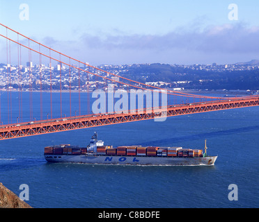 Porte-conteneurs passant sous le Golden Gate Bridge, San Francisco, San Francisco, Californie, États-Unis d'Amérique Banque D'Images