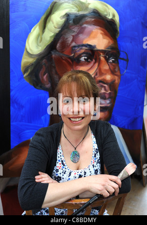 Artiste Claire Phillips à sa maison et studio à Partridge Green après sa récente série de portraits avec Death Row Banque D'Images