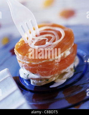 Deux couches de gâteau de pommes de terre au saumon Banque D'Images