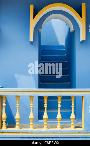 Bleu et jaune en couleurs maison de village indien détail. Montrant un escalier et balustrade. L'Andhra Pradesh. L'Inde Banque D'Images