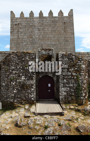 La passerelle et le donjon du château de Lindoso, Minho, Portugal. Banque D'Images