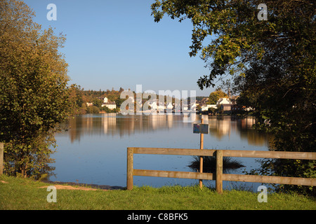 Le lac au village de Huelgoat Bretagne France Banque D'Images