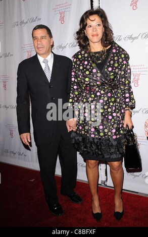 David Paterson, Michelle Paterson aux arrivées de l'Ange Ball pour Gabrielle's Angel Foundation pour la recherche contre le cancer, le Restaurant Cipriani Wall Street, New York, NY, le 17 octobre 2011. Photo par : Kristin Callahan/Everett Collection Banque D'Images