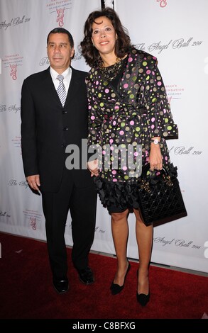 David Paterson, Michelle Paterson aux arrivées de l'Ange Ball pour Gabrielle's Angel Foundation pour la recherche contre le cancer, le Restaurant Cipriani Wall Street, New York, NY, le 17 octobre 2011. Photo par : Kristin Callahan/Everett Collection Banque D'Images