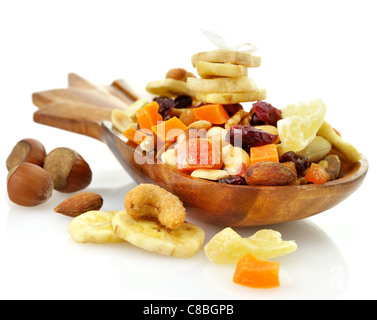 Des fruits secs, les mélanger dans un plat en bois Banque D'Images