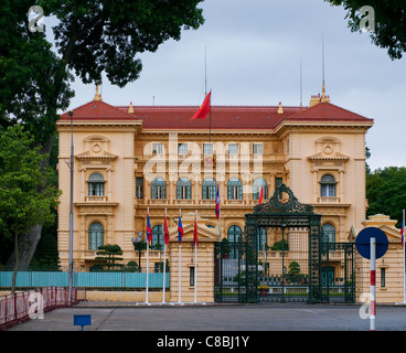 Ho Chi Minh's palais présidentiel à Hanoi, Vietnam Banque D'Images