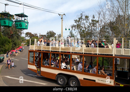 Bus à impériale visite guidée du Zoo de San Diego situé dans Balboa Park, Californie, USA. Banque D'Images