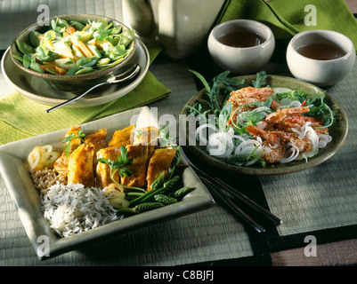 Repas oriental avec des graines de sésame, crevettes sautées au Poulet caramélisé avec des asperges sauvages, mini-légumes Banque D'Images