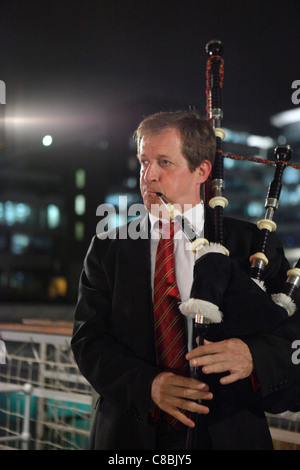 Alastair Campbell ex nouvelle lecture du travail à bord de la cornemuse, Waverley le dernier bateau à vapeur de mer travaille toujours au Royaume-Uni. Banque D'Images