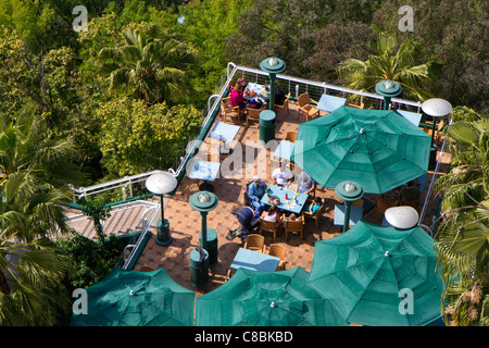 Vue aérienne d'un restaurant au San Diego Zoo prises à partir de la télécabine Skyfari dans Balboa Park, Californie, USA. Banque D'Images