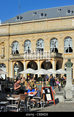 Les touristes sur l'asphalte café en face du théâtre, Théâtre Royal de Namur, Belgique Banque D'Images