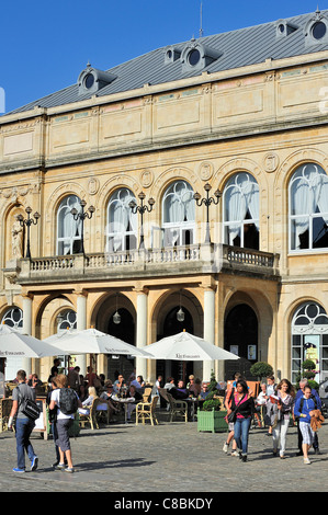 Les touristes sur l'asphalte café en face du théâtre, Théâtre Royal de Namur, Belgique Banque D'Images