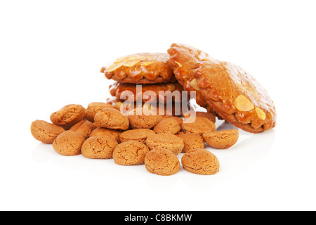 Pile de Néerlandais typique rempli gingerbread cookies sur fond blanc Banque D'Images