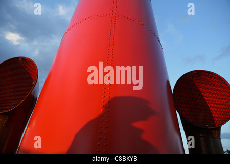 Les droits de l'ombre sur la cheminée, d'un rouge vif du Waverley, le dernier navire à aubes. Banque D'Images