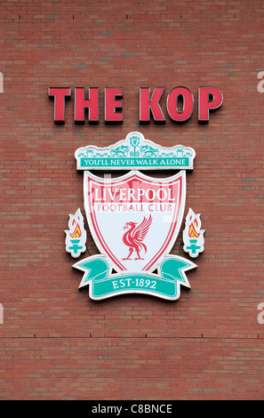 Badge officiel de Liverpool sur le mur extérieur de la Kop fin à Anfield, le terrain du Liverpool Football Club. Banque D'Images