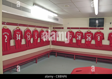 Vue générale des maillots de l'équipe suspendus dans le vestiaire d'Anfield, le terrain d'origine du club de football de Liverpool. Août 2011 Banque D'Images