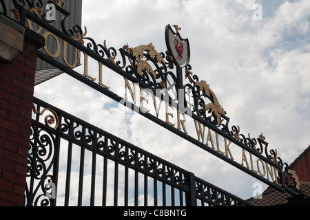 Le "Vous n'aurez jamais marcher seul' gates sur l'entrée d'Anfield Anfield Road, le terrain du Liverpool Football Club. Banque D'Images