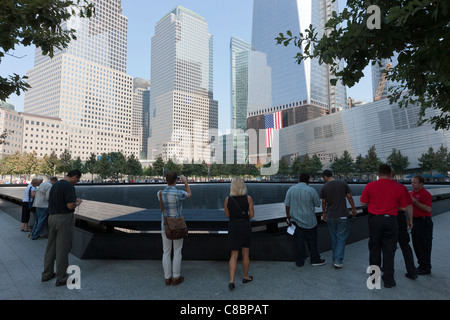 Les visiteurs s'en tenir à la piscine du Sud au Mémorial National du 11 septembre à New York. Banque D'Images