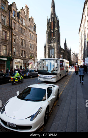 Edimbourg, Ecosse, Ferrari blanc stationnés illégalement sur le Royal Mile en face de la cathédrale St Giles' dans la ville historique Banque D'Images