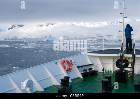 Tourisme un homme debout sur le pont du navire de l'expédition du MV Ushuaia Banque D'Images