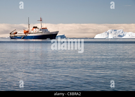 Expédition antarctique le navire MV Ushuaia ancrée dans l'Antarctique Banque D'Images