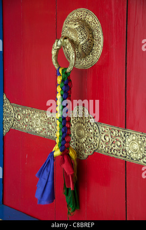 Heurtoir de porte rouge sur Lingdum ou monastère Ranka Gompa près de Gangtok, Sikkim, Inde Banque D'Images