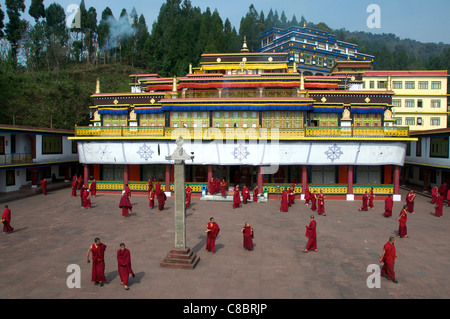 Laissant les moines salle de prière après la prière matinale à proximité de monastère de Rumtek au Sikkim Gangtok Inde Banque D'Images