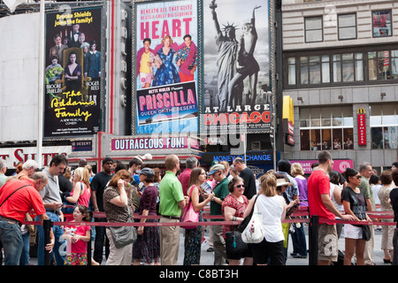 Les gens font la queue pour acheter des billets de théâtre à l'escompte stand TKTS dans Duffy Square à Times Square, New York City. Banque D'Images