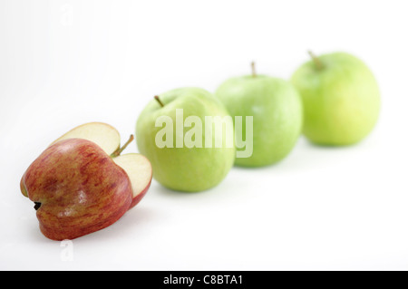 Une pomme rouge est visée et mordu pour être différent de ses homologues verts. Banque D'Images