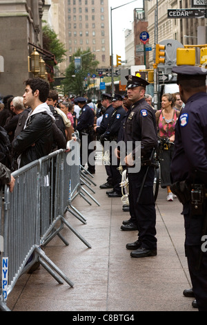 Officiers de NYPD alignés sur le trottoir de l'extérieur de la Trinité Pl des barricades sur le côté est de Zuccotti Park le Oct 14, 2011 Banque D'Images