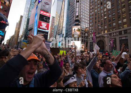 Des milliers de manifestants Occupy Wall Street marching in Times Square New York City le 15 octobre 2011 Banque D'Images