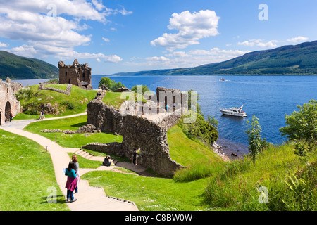 Les ruines d'Urquhart Castle sur la rive occidentale du Loch Ness (site de nombreuses observations de Nessie), Drumnadrochit, Highland, Scotland Banque D'Images