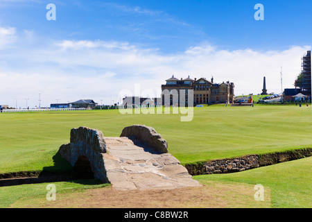 L'Aplenty poivron de pont au-dessus de la brûler avec l'Aplenty Poivron Royal and Ancient Club House derrière, Old Course à St Andrews, Fife, Scotland Banque D'Images