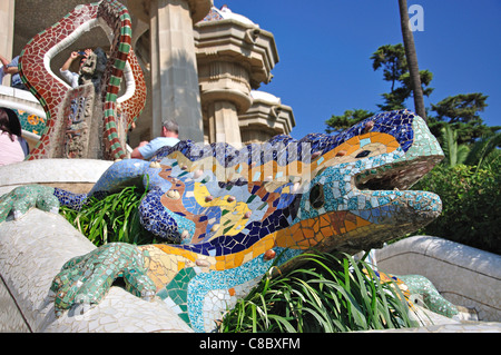 Mosaïque de Gaudi, le Parc Guell fontaine dragon, quartier de Gràcia, Barcelone, Province de Barcelone, Catalogne, Espagne Banque D'Images