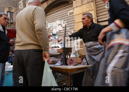 Transaction dans le marché aux poissons de Catane Banque D'Images
