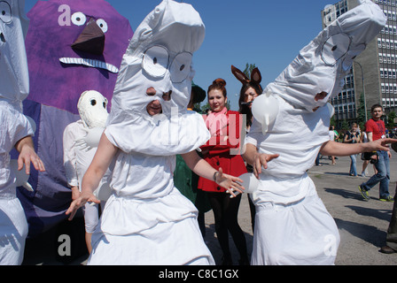 Les élèves déguisés en moomins, Groke, Hattifatteners, peu de mes élèves et renifler pendant Juwenalia Festival à Cracovie. Banque D'Images