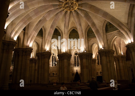 Intérieur de la chapelle néogothique dans Sagrada Familia, Barcelone, conçu par Antonio Gaudi. Banque D'Images