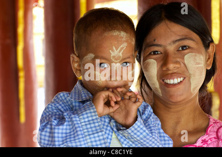NYAUNG-U, LE MYANMAR-OCT 14 non identifié : Mère et fille vêtu du costume traditionnel Thanaka crème dans Nyaung-U, le Myanmar le 14 octobre Banque D'Images