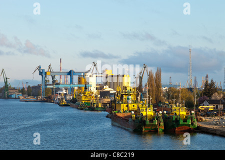 Le dragage navire amarré au quai du port de Gdansk, Pologne. Banque D'Images