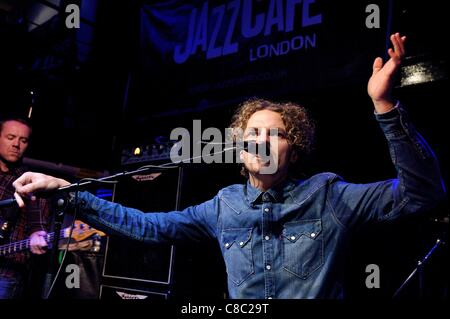 Ouverture par le haut le jeu Le Jazz Cafe, Camden, Londres, le 18 octobre 2011. Les personnes sur la photo : chanteur Joseph Washbourn. Photo par Julie Edwards Banque D'Images