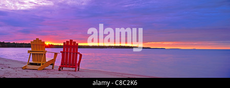 Chaises Adirondack au coucher du soleil, l'île Manitoulin, Bayfield son sur le lac Huron, Ontario, Canada Banque D'Images