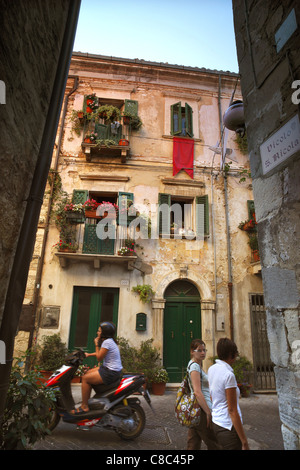 Scène de rue à Guardiagrele dans les Abruzzes, en Italie. Banque D'Images